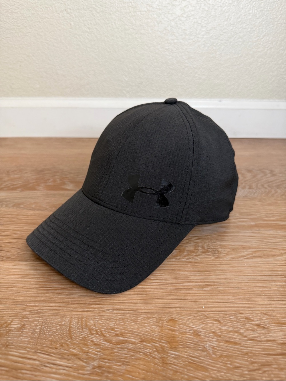 Under Armour Black Vinyl Logo Baseball Fitted Hat, Size L/XL
